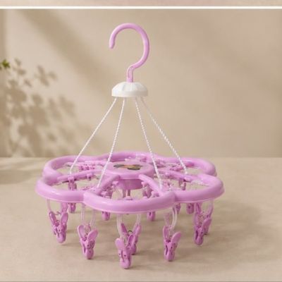 منشر غسيل معلق بلاستيكي بتصميم زهرة مزود بـ 20 ملقطاً (لون بنفسجي/لافندر).  English: Flower-Shaped Plastic Hanging Laundry Drying Rack with 20 Clips/Pegs (Purple / Lavender).