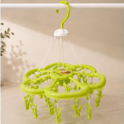 منشر غسيل معلق بلاستيكي بتصميم زهرة مزود بـ 20 ملقطاً (لون أخضر فاتح/تفاحي).  & : Flower-Shaped Plastic Hanging Laundry Drying Rack with 20 Clips/Pegs (Light Green / Apple Green).