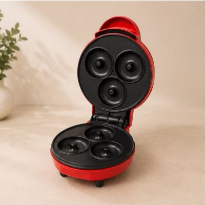 ماكينة صنع الدونات الكهربائية الصغيرة (3 حبات) - لون أحمر.  & : Mini Electric Donut Maker (3 Slots) - Red.