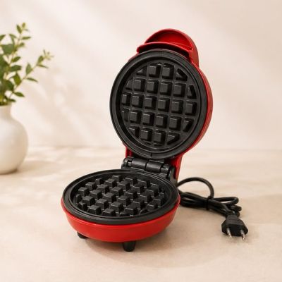 ماكينة صانعة الوافل الميني الكهربائية (لون أحمر).  & : Mini Electric Waffle Maker Machine (Red).