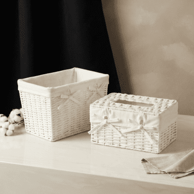 طقم منظم وعلبة مناديل خوص أبيض بتصميم فيونكة أنيق: White Wicker Storage Basket and Tissue Box Set with Elegant Bow Design