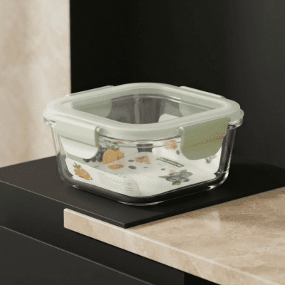 علبة تخزين طعام زجاجية مربعة - غطاء أخضر فاتح (190 مل)  Square Glass Food Storage Container - Light Green Lid (190 ml)