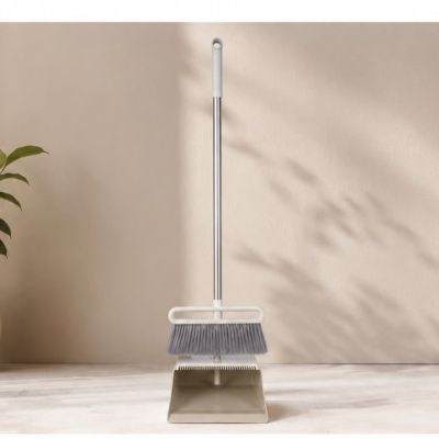 طقم مكنسة ومجرُفة (جاروف) بأسنان مشط ذاتية التنظيف ومقبض معدني لون اوف ويت .  & : Long Handle Broom and Dustpan Set with Self-Cleaning Comb Teeth.