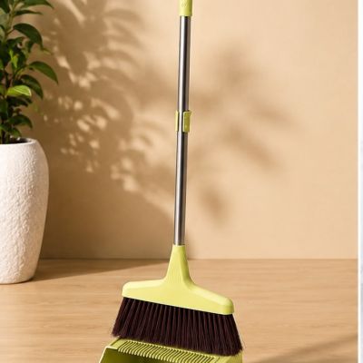 طقم مكنسة ومجرُفة (جاروف) بأسنان مشط ذاتية التنظيف ومقبض معدني - أخضر تفاحي.  & : Lime Green Long Handle Broom and Dustpan Set with Self-Cleaning Comb Teeth.