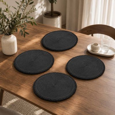 طقم مفارش سفرة دائرية مجدولة مع شراشيب جانبية 4 قطع - أسود (OXFORD Home Secret).  & : OXFORD Home Secret 4-Piece Round Braided Placemat Set with Fringe - Black.