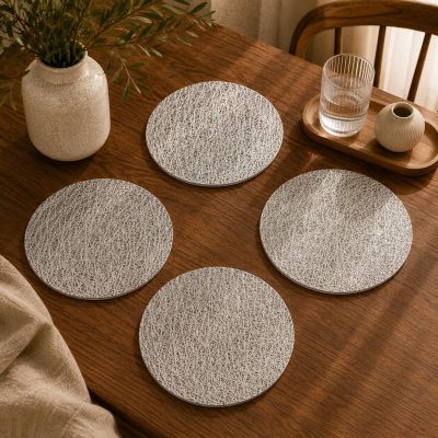 طقم مفارش سفرة دائرية بنقشة خيوط شبكية متقاطعة 4 قطع - فضي (OXFORD Home Secret).  & : OXFORD Home Secret 4-Piece Round Metallic Cutout Placemat Set - Silver Abstract Mesh / Nest Pattern.