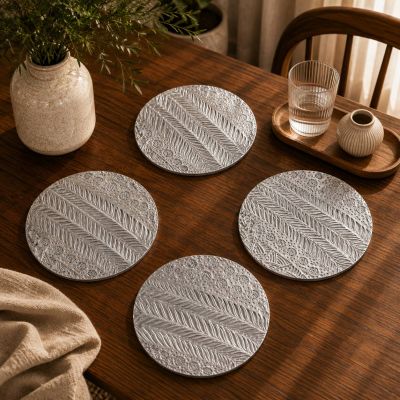 طقم مفارش سفرة دائرية مزخرفة بنقش بارز متعدد الأشكال 4 قطع - فضي لامع (OXFORD Home Secret).  & : OXFORD Home Secret 4-Piece Round Embossed Metallic Placemat Set - Shiny Silver Textured Design.