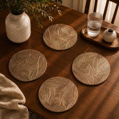 طقم مفارش سفرة دائرية بنقشة أوراق الشجر البارزة 4 قطع - ذهبي برونزي (OXFORD Home Secret).  & : OXFORD Home Secret 4-Piece Round Embossed Metallic Placemat Set - Bronze Gold Leaf Pattern.