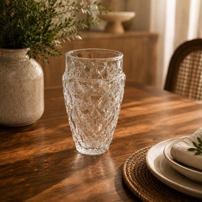 مزهرية زجاجية شفافة بنقوش ماسية بارزة (Crystal-Cut Diamond Glass Vase).  & : Clear Crystal-Cut Diamond Embossed Glass Flower Vase.