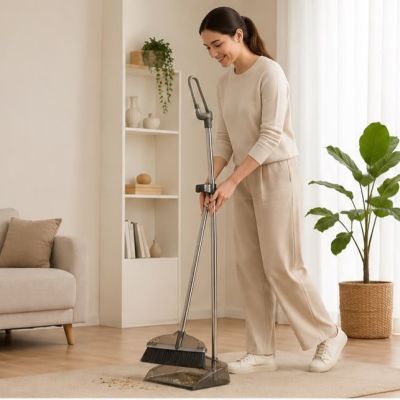 طقم مكنسة وجاروف بمقبض طويل ومشط لتنظيف الشعيرات من أوكسفورد - رمادي شفاف (OXFORD Broom and Dustpan Set - Smoky Gray).  |: OXFORD Long Handle Broom and Dustpan Combo Set - Smoky Gray.