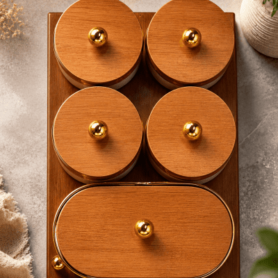 طقم توابل 7قطع على ستاند خشب 7-piece spice set on a wooden stand 