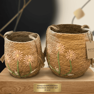 طقم سلال خوص مطرزة يدويًا (قطعتين)Hand-Embroidered Seagrass Basket Set (2 Pcs)