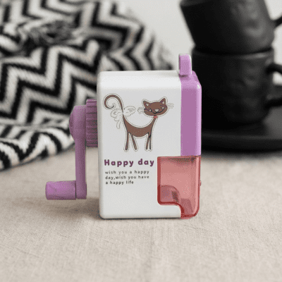 براية ميكانيكية يدوية بتصميم قطة مرحة Manual Mechanical Pencil Sharpener with Playful Cat Design