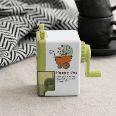 براية ميكانيكية يدوية بتصميم عربة أطفال Manual Mechanical Pencil Sharpener with Baby Stroller Design