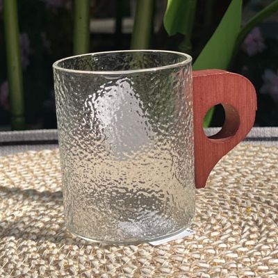 كوب زجاج بيد خشبيه 