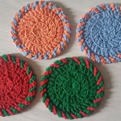 قواعد أكواب كروشيه يدوية ملونة 