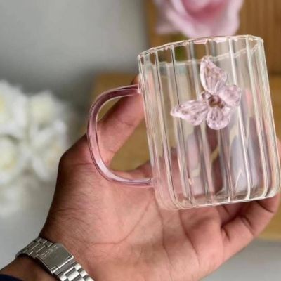 مج زجاج عليه فراشة