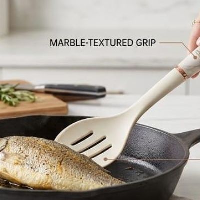 Silicone serving set with a holder, designed for easy serving and organized storage. Durable, practical, and perfect for everyday kitchen use.