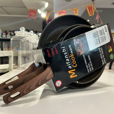 طقم مقلاة بيد خشبي مقاسات 28.24.20