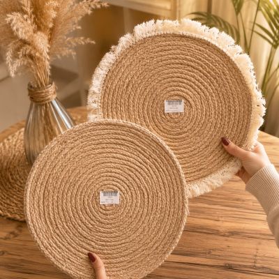 round, handmade tablecloth crafted from natural jute, with an elegant design that adds a warm and modern touch to any corner of your home. 🌿  🧵 High-quality natural materials 🤍 Unique design to suit all d&eacute;cor styles 🏡 Perfect for dining tables, cof
