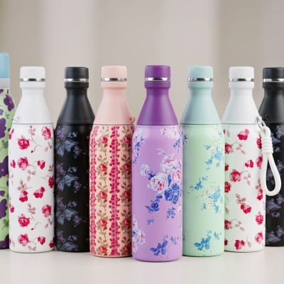 Stay hydrated in style! 🌸 These floral-decorated, vacuum-sealed water bottles are the perfect blend of beauty and practicality. Available individually