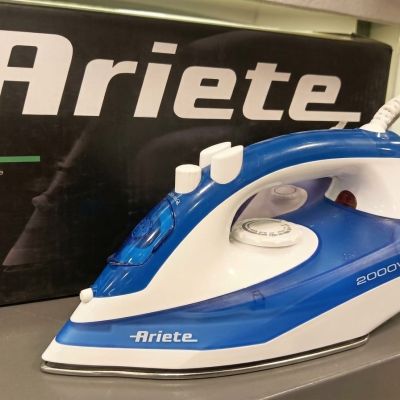 احصلي على ملابس مفرودة ومثالية في دقائق. بفضل قوتها التي تصل إلى 2000 واط، تضمن لكِ مكواة أريتي أداءً قوياً وتجربة كي مريحة.