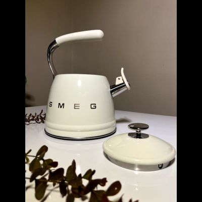 براد SMEG ✨ تصميم أنيق ولمسة فخامة لكل مطبخ.  SMEG Kettle ✨ Elegant design with a touch of luxury for every kitchen.