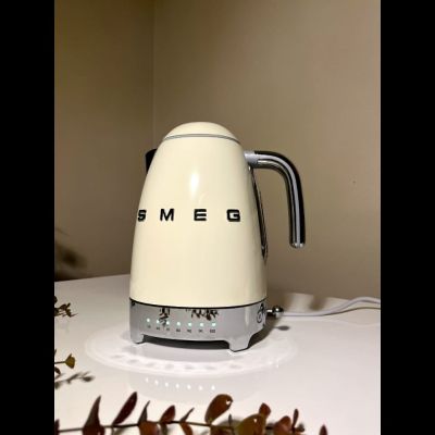 Elevate your coffee ritual with the new Semg kettle. ​ ارتقِ بطقوس قهوتك مع كاتيل Semg الجديد.