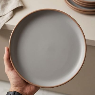 أناقة البساطة على مائدتك. 🍽️ طبق بلمسة عصرية وتصميم مريح، يجمع بين الفخامة والعملية لكل يوم. ​ The elegance of simplicity on your table. 🍽️ A plate with a modern touch and comfortable design, combining luxury and practicality for every day.