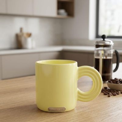 صباحك مشرق مع هذا المج المميز بتصميمه الانسيابي ولونه الأصفر الجذاب. 💛  ​English: Brighten your morning with this unique mug, featuring a sleek design and a vibrant yellow finish. 💛