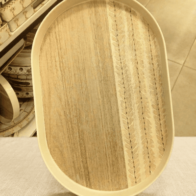 صينية تقديم بيضاوية بتصميم خشبي مزدوج.  : Dual-Tone Oval Serving Tray with Wood Texture.