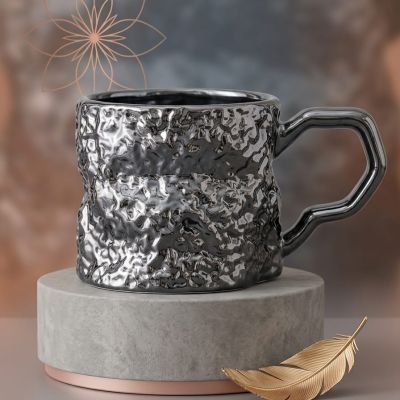  مج سيراميك فريد بلمعان ميتاليك جذاب، يضيف لمسة راقية لوقت قهوتك. اطلبه الآن! ☕🖤  ​Elegance in every detail ✨ A unique ceramic mug with a stunning metallic finish to elevate your coffee rituals. Order yours now! ☕🖤