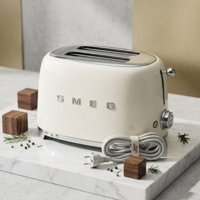  محمص Smeg الكلاسيكي بلون كريمي، قطعة فنية في كل مطبخ. لصباحات مثالية. #Smeg #مطبخ #تصميم_داخلي #فخامة ​ ​Style meets substance! ✨ The classic Smeg toaster in cream, a masterpiece for every kitchen. For perfect mornings. #Smeg #KitchenDesign #RetroStyle #